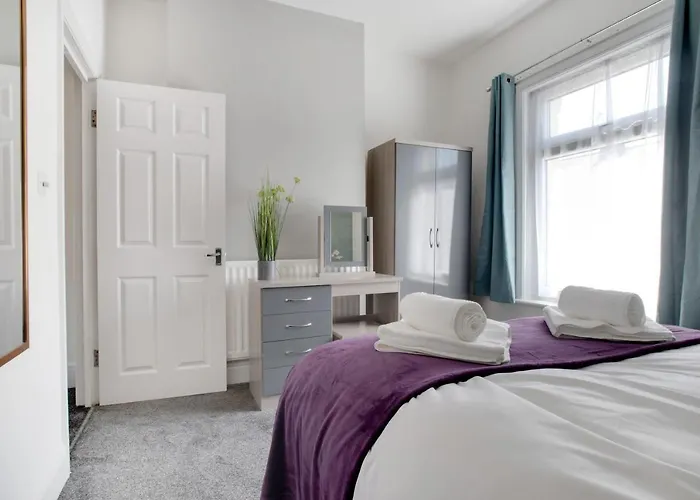 Stylish 3-Bedroom Oasis In Darlington, Sleeps 5