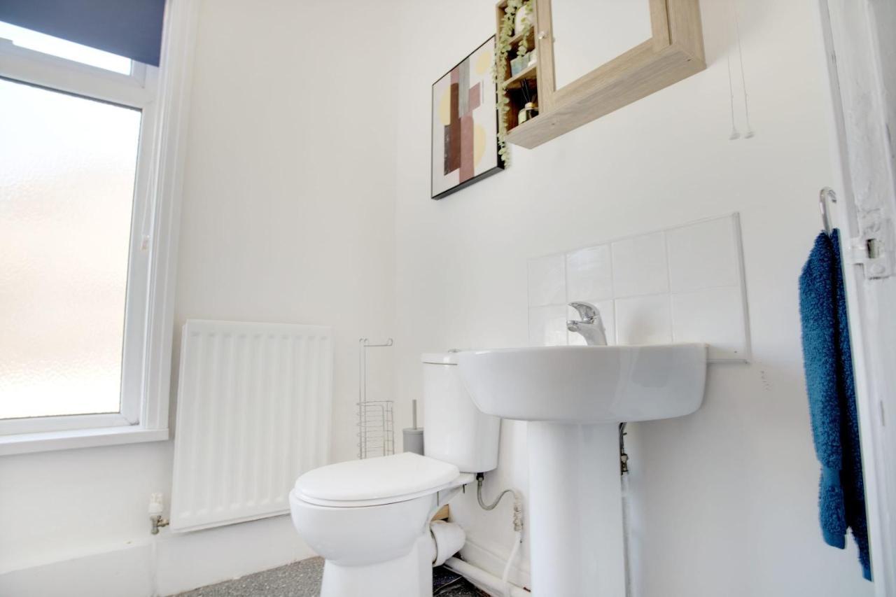 Stylish 3-bedroom Oasis In Darlington, Sleeps 5 *